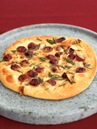 Red grape pizza with honey, rosemary and pecorino