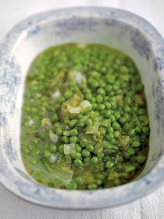 Braised peas with spring onions and lettuce