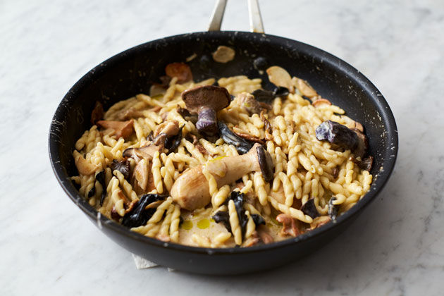 Vegetarian recipe - garlic and mushroom pasta recipe cooked in a pan