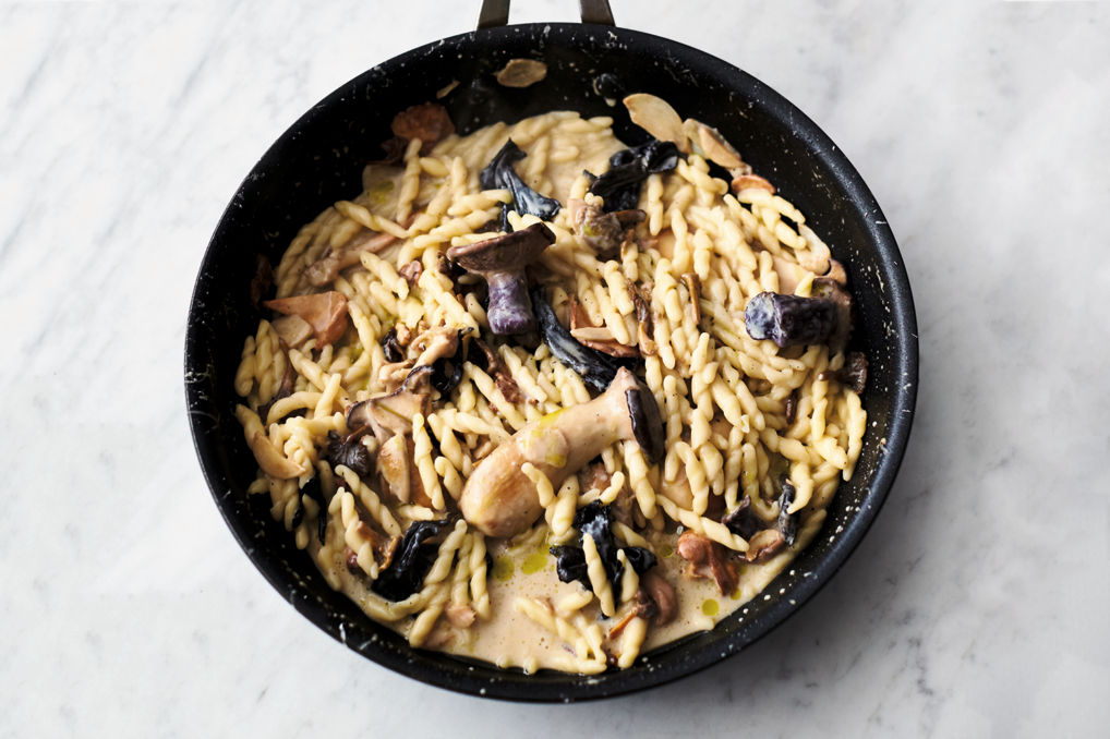 Budget-friendly pasta recipes - One pan garlic and mushroom pasta